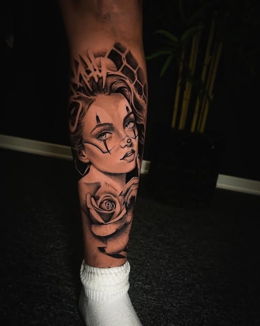 Portrett og rose på leggen — tatovering av Daniel Borgeraas