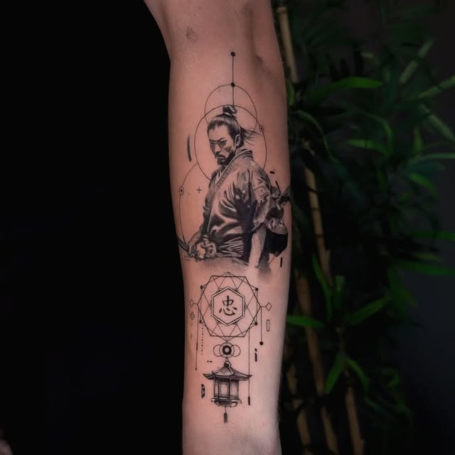 Samurai og fine geometriske linjer — tatovering av Daniel Borgeraas