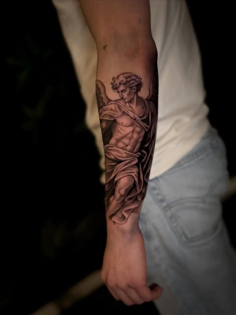 Klassisk figur på underarmen — tatovering av Daniel Borgeraas