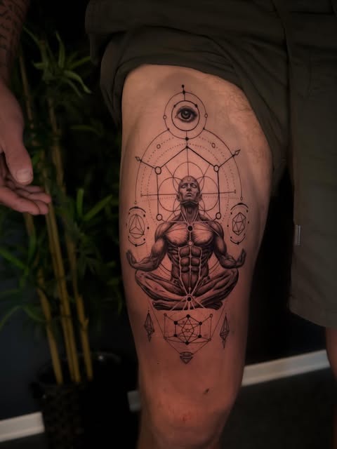 Figur og geometrisk komposisjon på låret — tatovering av Daniel Borgeraas